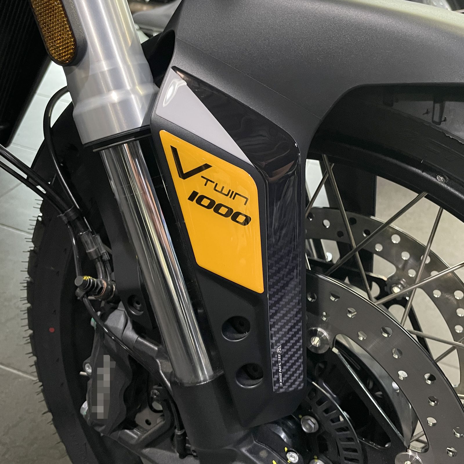 Adesivi Resinati 3D Per Moto Guzzi Stelvio 2024-2026 – Giallo Savana, Proteggono Da Urti E Graffi, Impermeabili E UV Resistent, Made In Italy