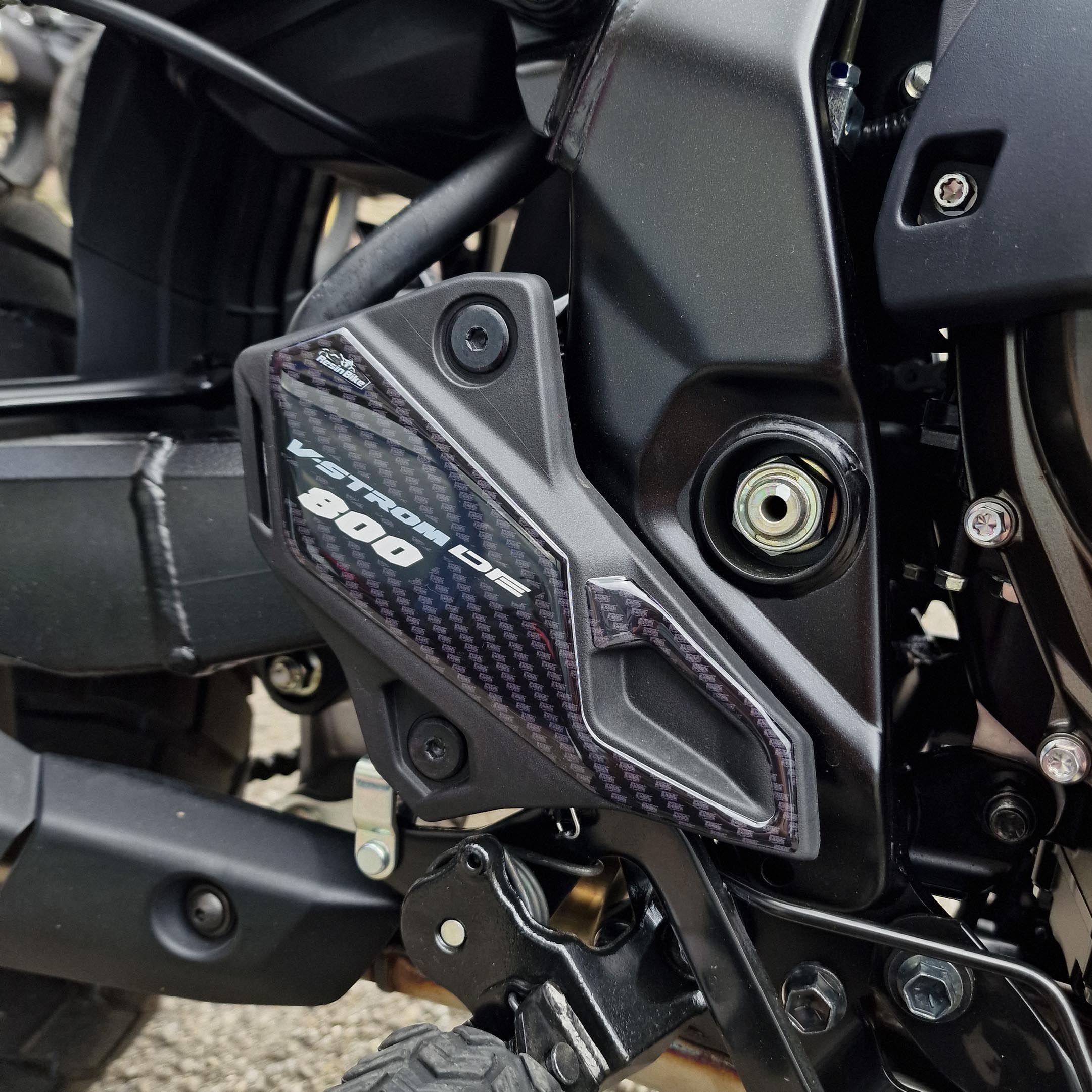 Labelbike 3D Harz Tankaufkleber Seitenschutz Für Suzuki V-Strom 800DE (ab 2023) – Blau, Handgefertigt In Italien