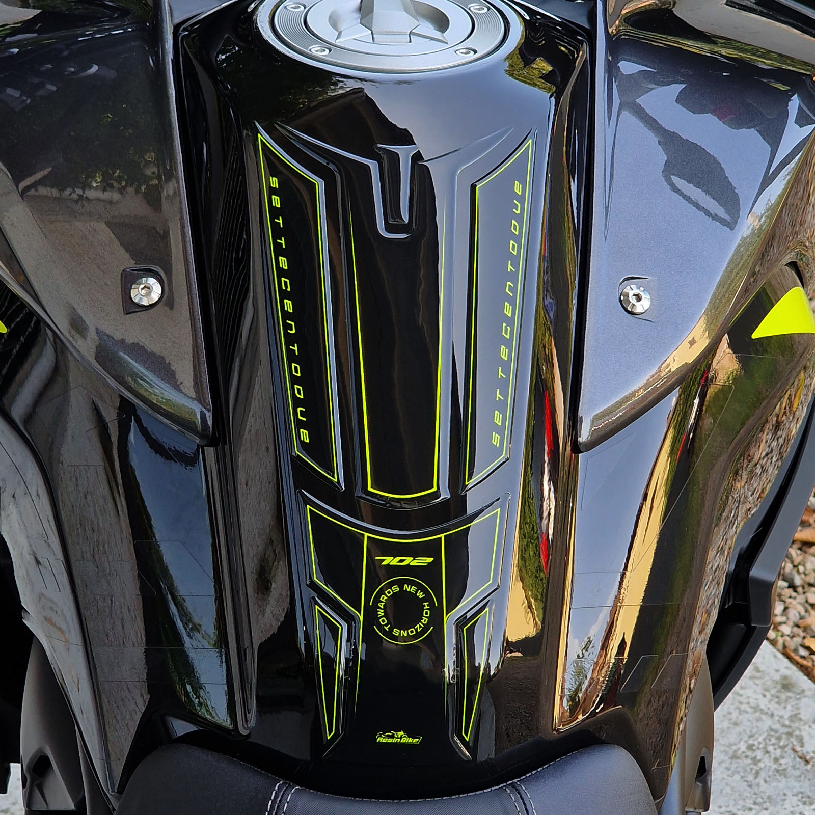ADESIVI 3D RESIN compatibili con Benelli TRK 702 Protezioni Laterali Serbatoio EUR 41,80 - IT
