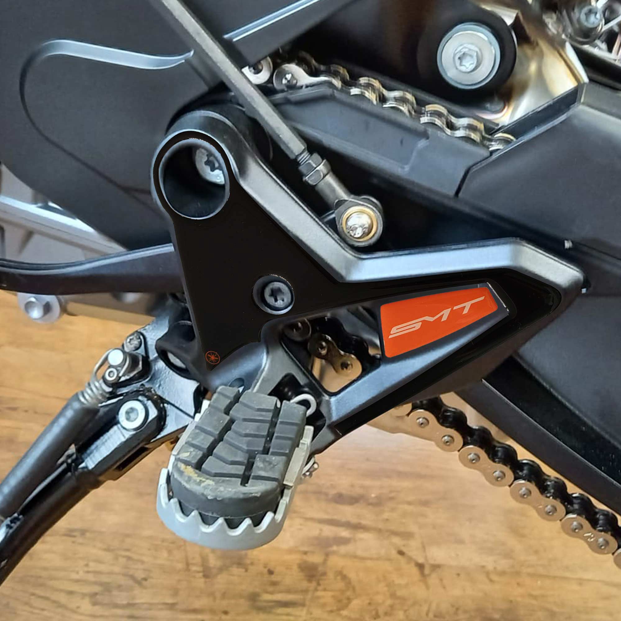 Autocollant Protection Réservoir Moto 3D - Triumph Speed Triple 1200 RS 2025 | Résine Gel | Rouge & Noir | Anti-Rayures